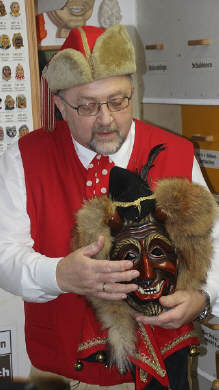 Maskenschnitzer G&uuml;nther Wetzel mit einer seiner Masken